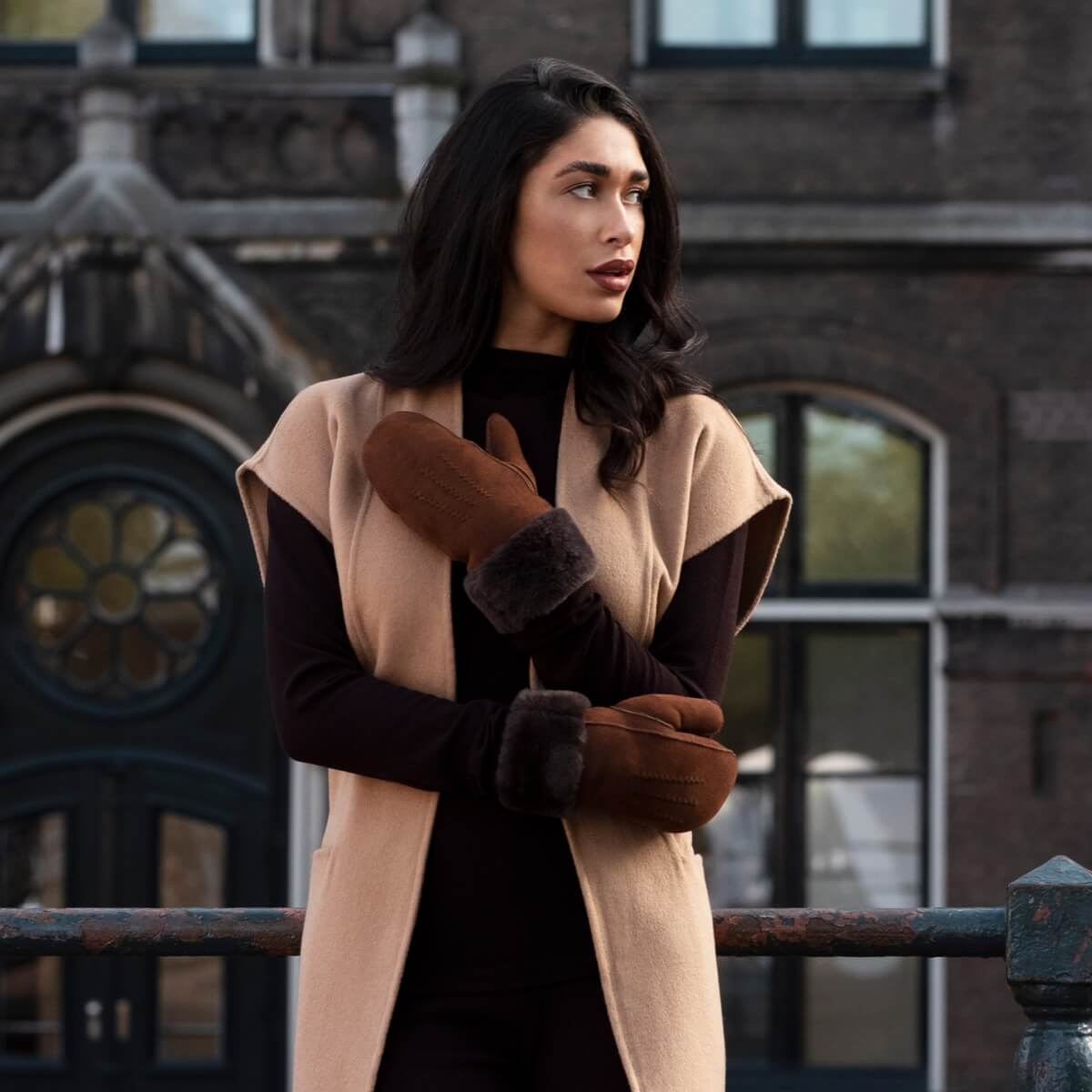 Brooke (brown) – Suede mittens with luxurious sheep fur lining