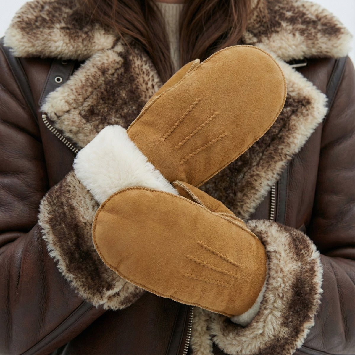Brooke (camel) – Suede mittens with luxurious sheep fur lining
