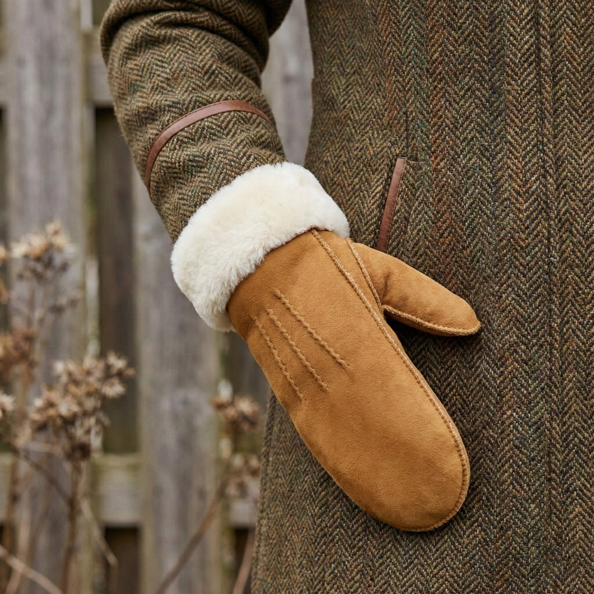 Brooke (camel) – Suede mittens with luxurious sheep fur lining