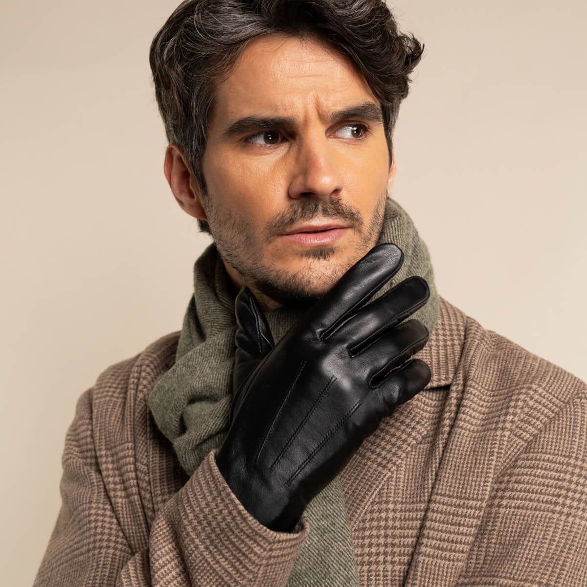 Elijah (black) – Timeless sheepskin leather gloves with luxurious cashmere lining & touchscreen capability