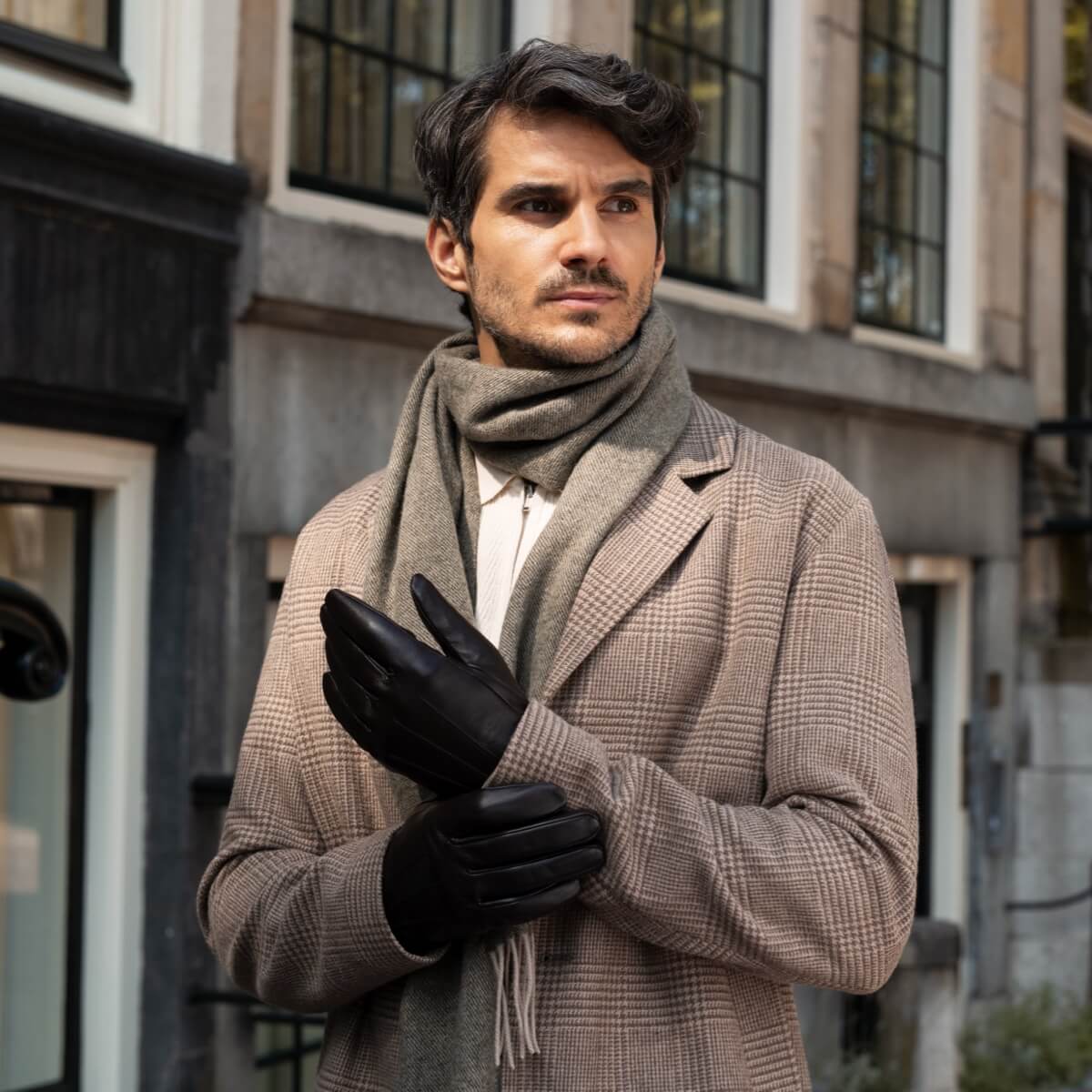 Elijah (black) – Timeless sheepskin leather gloves with luxurious cashmere lining & touchscreen capability