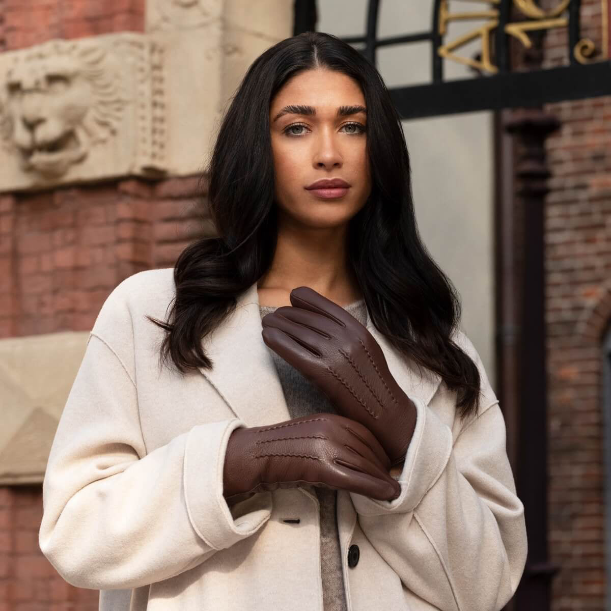 Evelyn (brown) - Goatskin leather gloves with soft lambswool lining and touchscreen feature