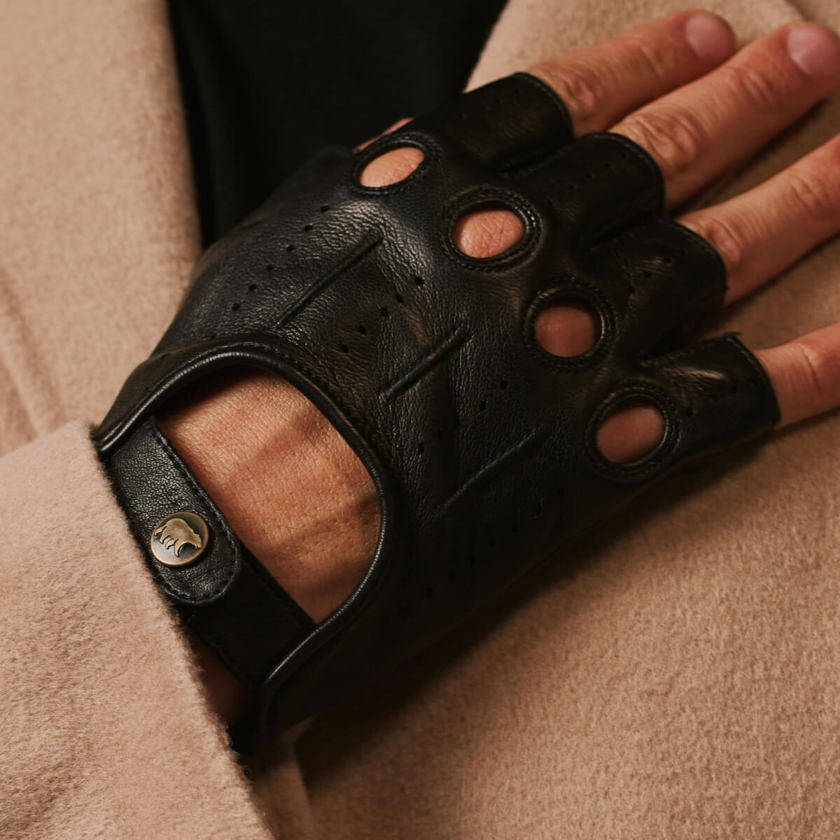 Giuseppe (black) - Italian lambskin fingerless leather driving gloves
