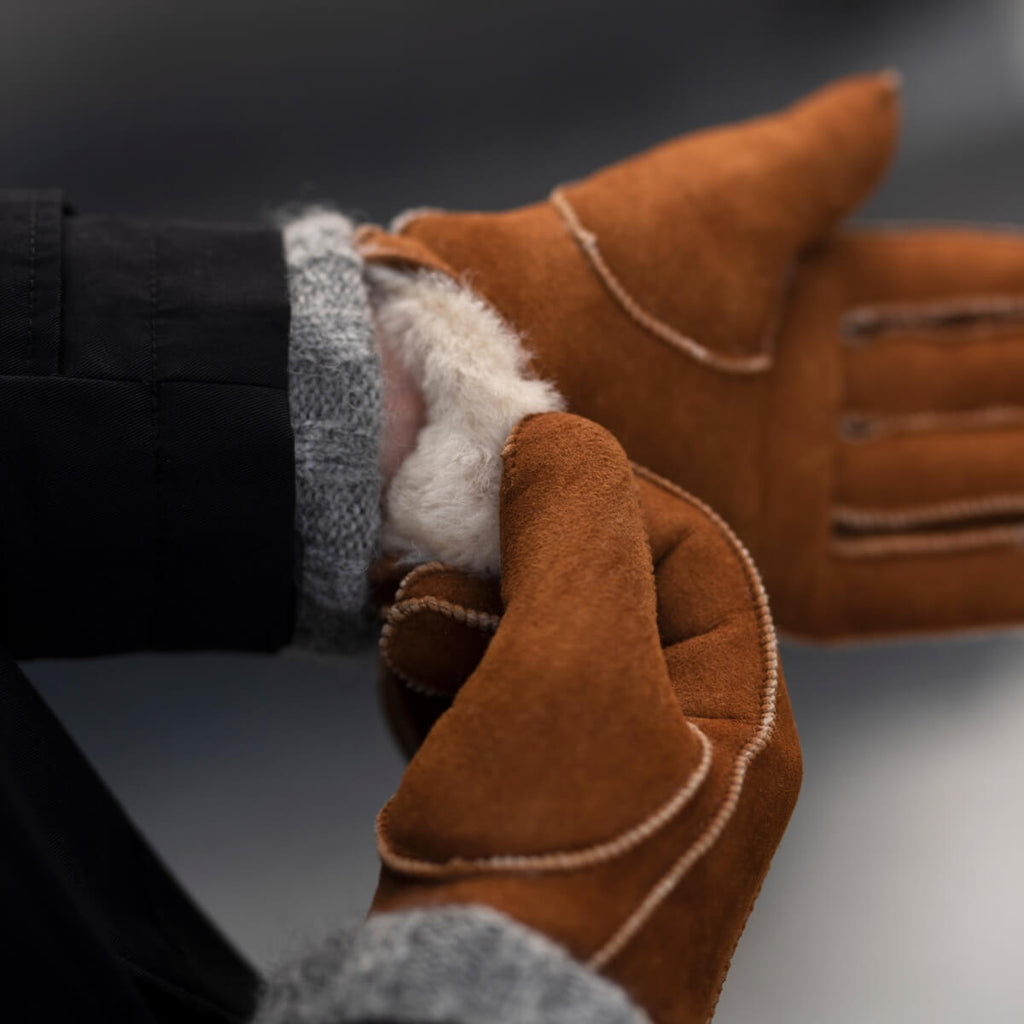 Jack (camel) – Suede leather gloves with luxurious sheep fur lining