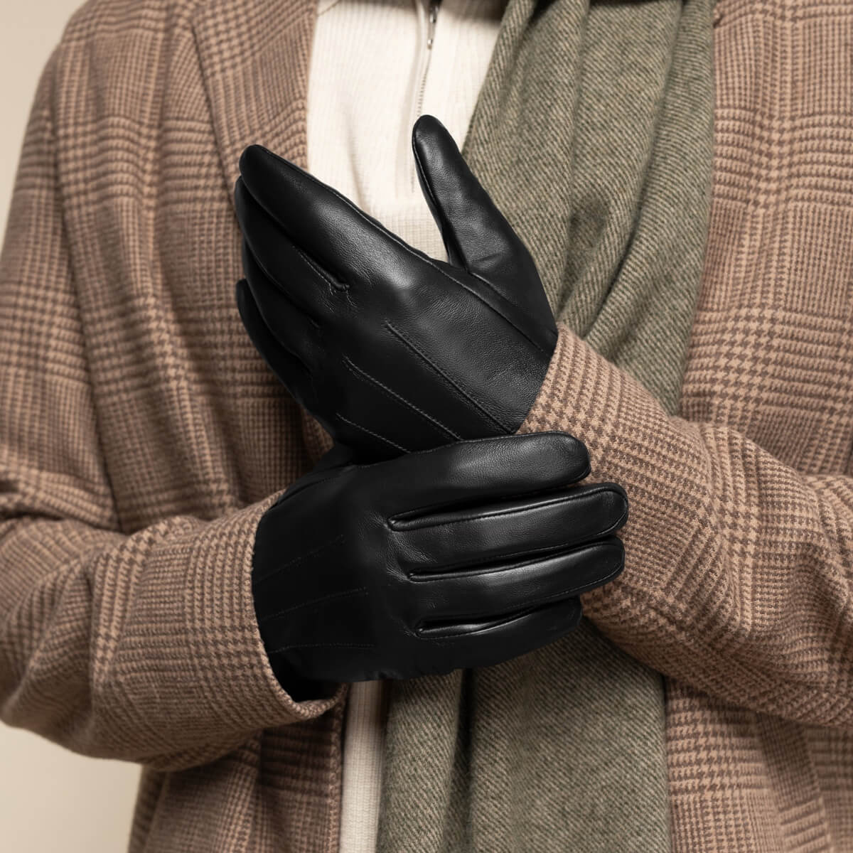 Julian (black) - Classic sheepskin leather gloves with warm fleece lining and touchscreen feature
