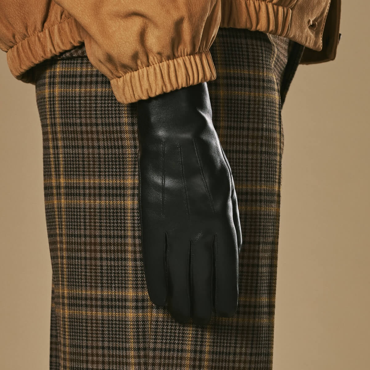 Julietta (black) - Lambskin leather gloves with plush rabbit fur lining and touchscreen feature