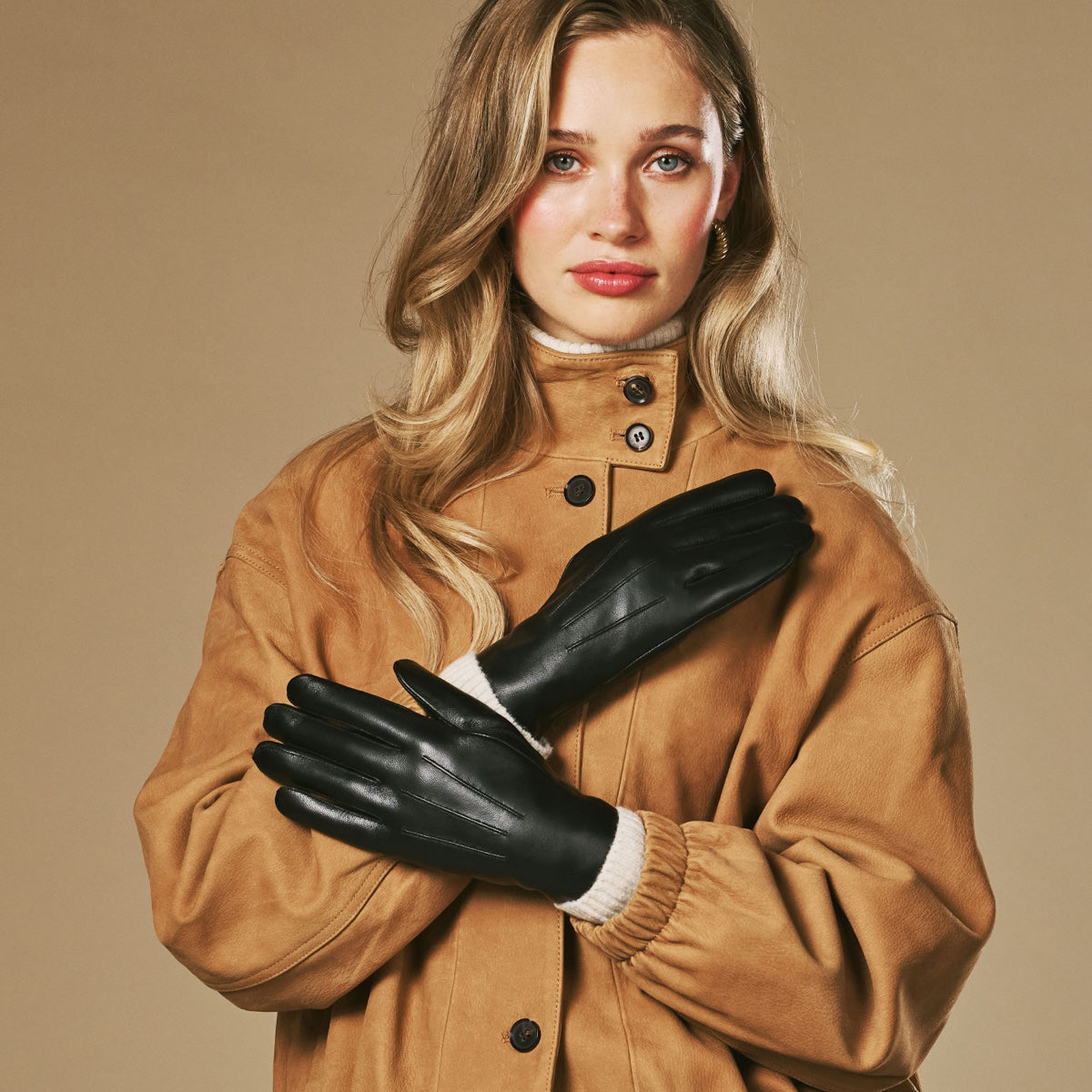 Julietta (black) - Lambskin leather gloves with plush rabbit fur lining and touchscreen feature