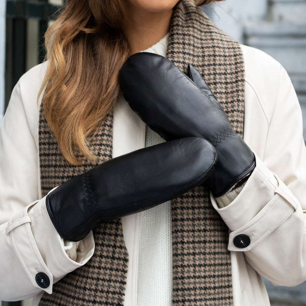 Paris (black) – Sheepskin leather mittens with lambswool lining and touchscreen feature