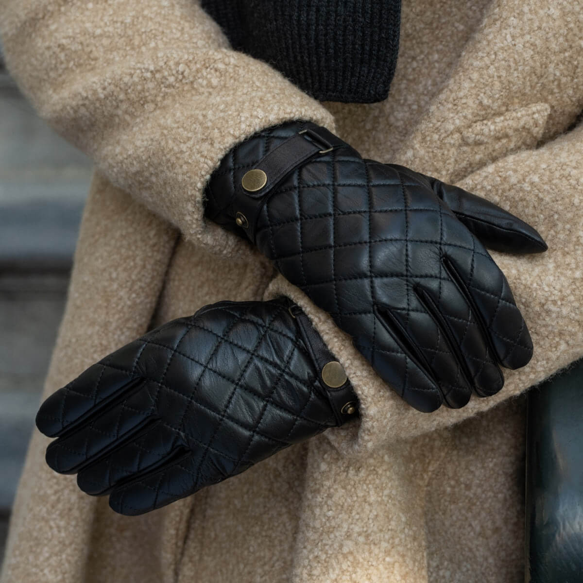 Sebastian (black) – Sheepskin leather gloves with snap closure & touchscreen feature