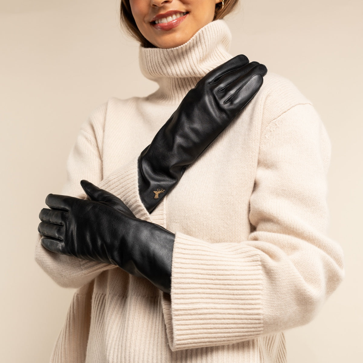 Skylar (black) – Extra-long sheepskin leather gloves with wool/cashmere lining & touchscreen capability