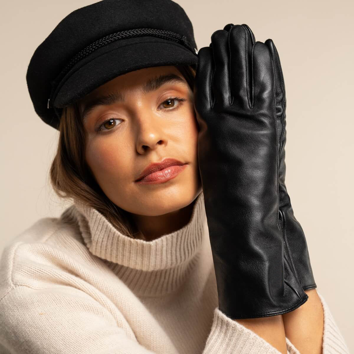 Skylar (black) – Extra-long sheepskin leather gloves with wool/cashmere lining & touchscreen capability