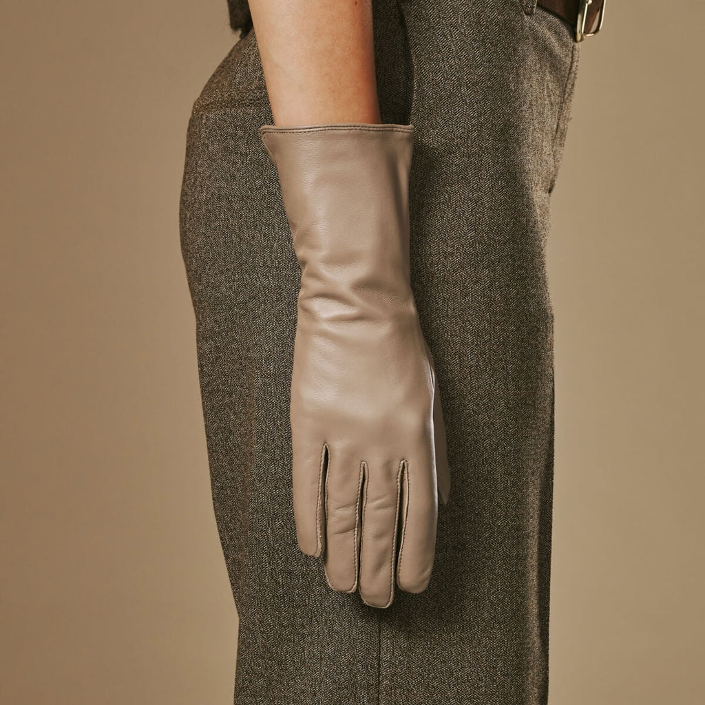 Skylar (taupe) – Extra-long sheepskin leather gloves with wool/cashmere lining & touchscreen capability