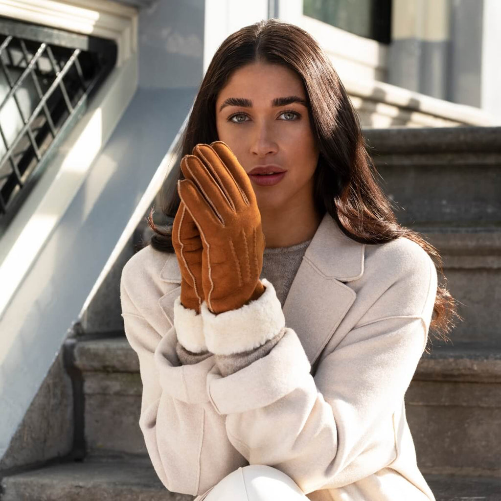 Sydney (camel) – Suede leather gloves with luxurious sheep fur lining