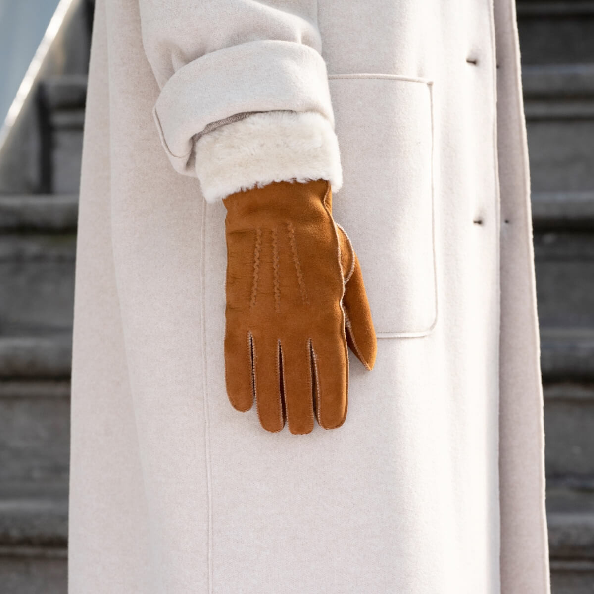 Sydney (camel) – Suede leather gloves with luxurious sheep fur lining