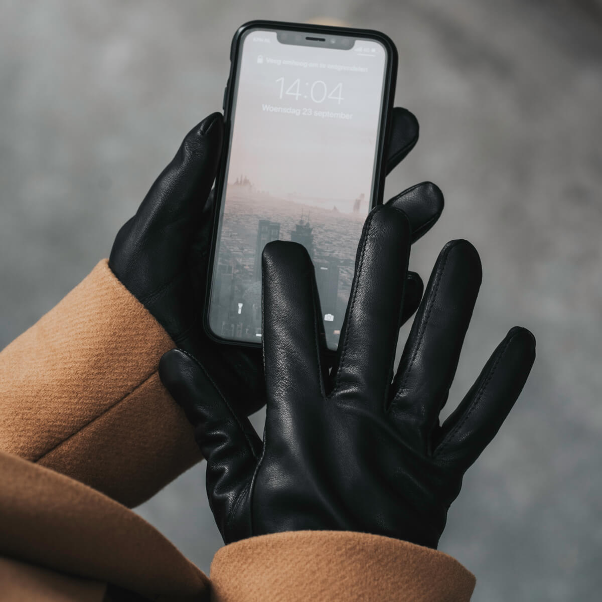 Zoey (black) – Sheepskin leather gloves with warm wool/cashmere lining & touchscreen function
